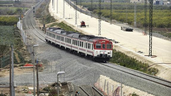 Muere un maquinista cuando conducía un tren de Cercanías hacia Murcia