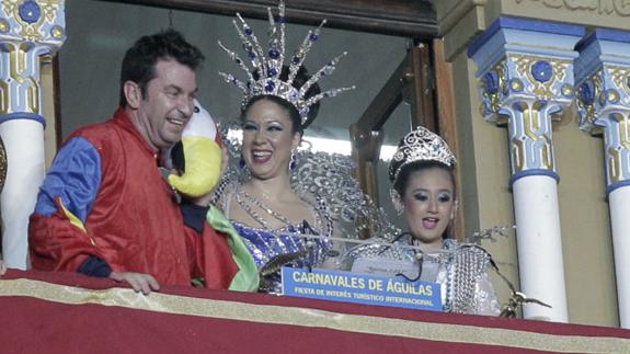 «Busqué un disfraz de águila, pero me tuve que conformar con el de loro»