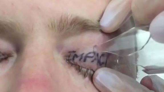 Se despierta con un tatuaje inquietante tras 72 horas de fiesta