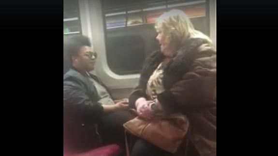 La pelea de una mujer con un joven que no la dejaba sentarse en el metro enfurece a la red