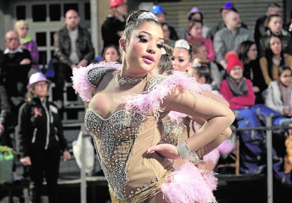 Miles de carnavaleros se echan a las calles en el segundo gran desfile