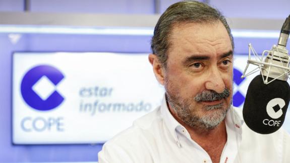 Carlos Herrera invita al Drag Queen de Las Palmas a disfrazarse «de como va su madre»