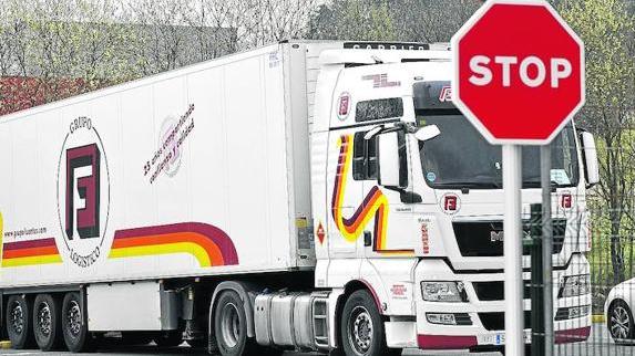 Encuentran a dos familias kurdas en el interior de un camión murciano