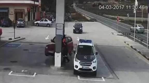 Un coche sin control casi arrambla a la Guardia Civil en una gasolinera