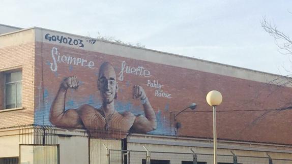 El IES Isaac Peral de Cartagena homenajea a Pablo Ráez con un mural en su fachada