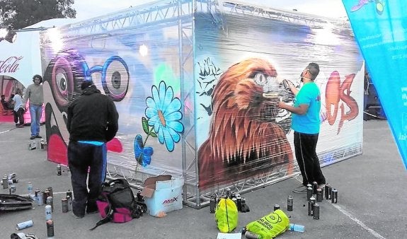 La Oficina del Grafiti recibe cada mes 20 peticiones para eliminar pintadas