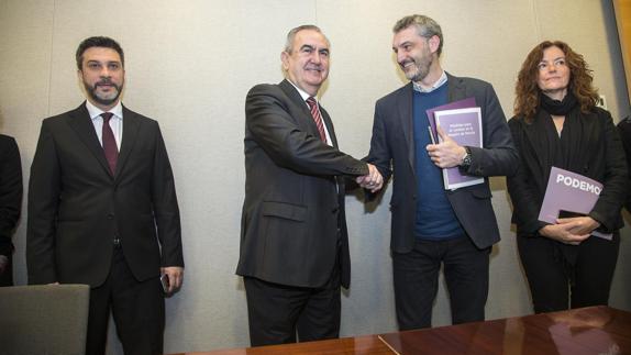 PSOE y Podemos discrepan sobre cuándo presentar la moción de censura