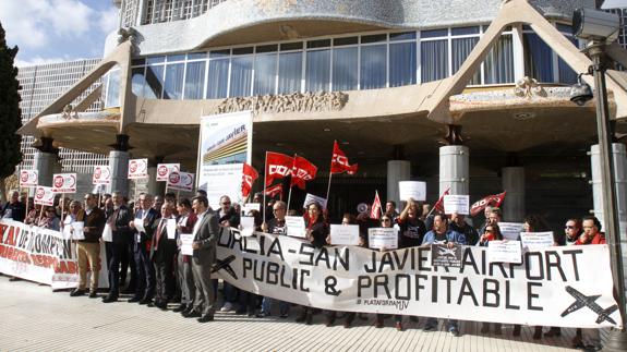 Medio centenar de manifestantes exigen ante la Asamblea que no se cierre San Javier