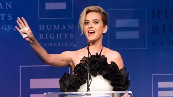 Katy Perry confiesa que de joven «no solo besé a una chica»