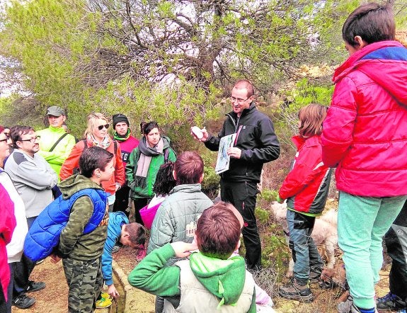 Más de un centenar de voluntarios adaptan puntos de agua para los anfibios en la Sierra del Oro