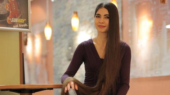 La mujer con el pelo más largo de su país lleva 20 años sin cortárselo