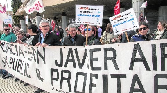 Empleados de San Javier defienden sus empleos