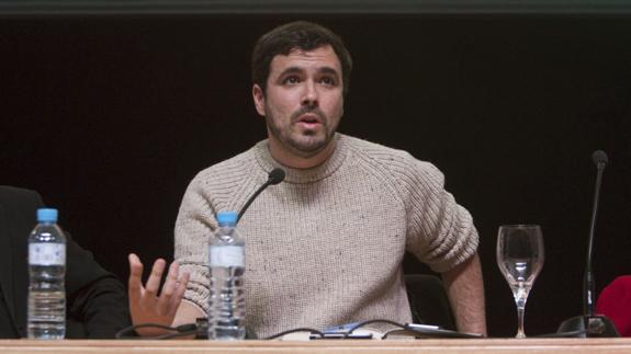 Alberto Garzón considera que la «única salida digna» para la Región son unas nuevas elecciones
