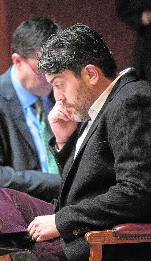 Miguel Sánchez dribla la presión y exige al PP que aparte ya a su líder