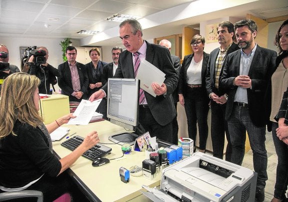 El PSOE acorrala al presidente y pone en un dilema a C's, que exige anticipar elecciones