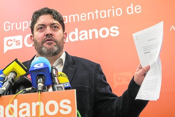 Ciudadanos impone al PSOE y a Podemos las elecciones para apoyar la moción de censura