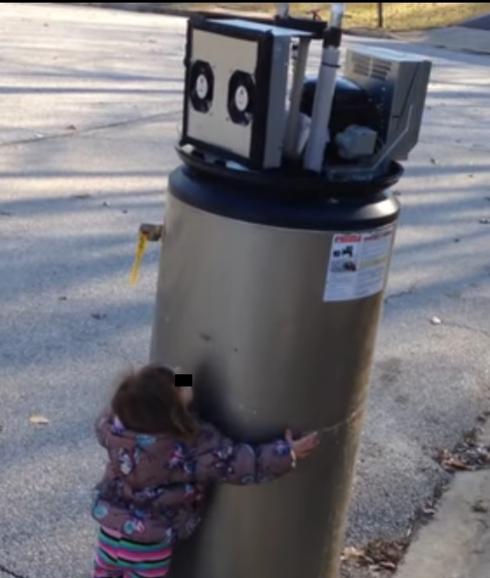 El vídeo de esta niña conociendo a un 'robot' enternece a la red