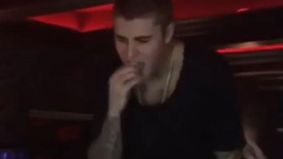 Justin Bieber se emborrachó y pudo haber acosado a una explosiva morena