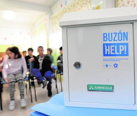 La consejera exhibe su plan contra el 'bullying' como modelo para España