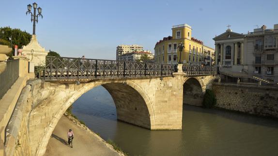 El Ayuntamiento sopesa las dificultades antes de cerrar el Puente Viejo al tráfico los domingos