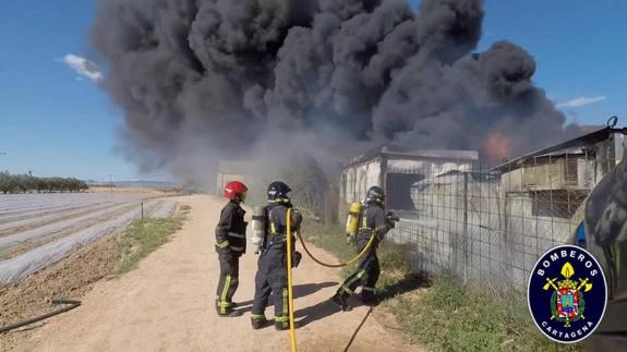 Sofocan un incendio que derribó una torre de alta tensión en El Albujón