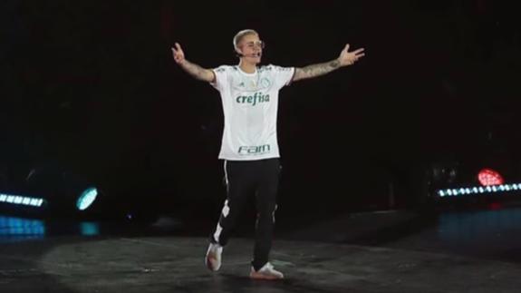 Justin Bieber crea un debate futbolístico en Brasil