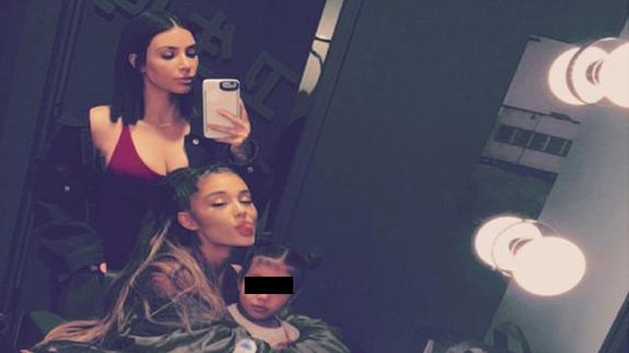 Kim Kardashian y su hija, fanáticas de Ariana Grande