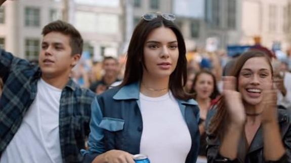 El nuevo anuncio de Pepsi protagonizado por Kendall Jenner provoca críticas en la red