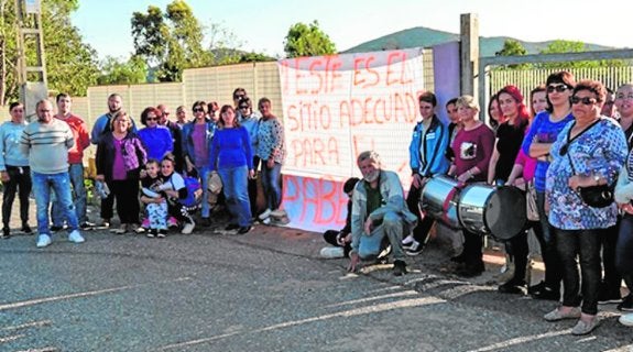 Los vecinos del Llano del Beal protestan para exigir un pabellón junto al colegio