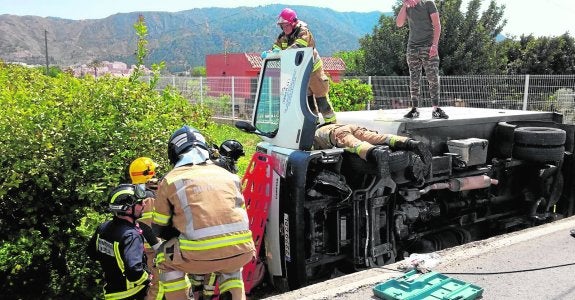 Herido al volcar con su furgón en un huerto