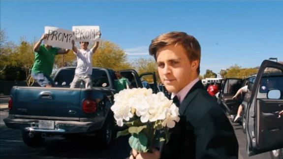 Emma Stone responde al joven que le hizo «la invitación más original» de ir a su graduación