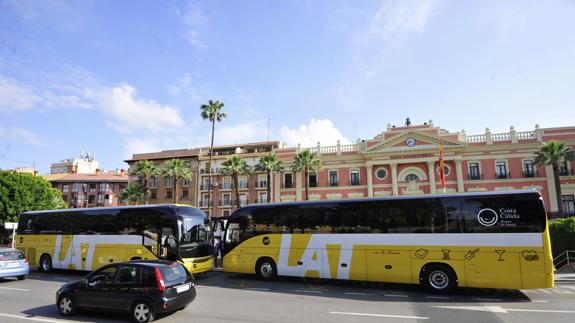 Los autobuses interurbanos adaptan sus horarios durante las Fiestas de Primavera