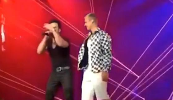 Luis Fonsi se cuela en un concierto de Justin Bieber