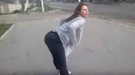 Graban un brutal accidente de moto cuando hacían 'twerking' a la orilla de la carretera