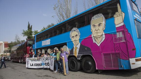 El 'tramabús' visita lugares emblemáticos de «corrupción sistémica» en Cartagena