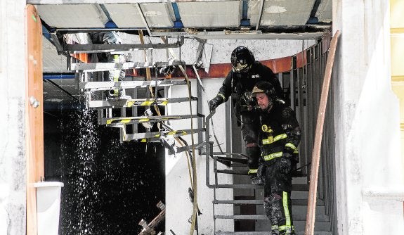 Herido un bombero al caerle una viga en una nave abandonada de Santa Lucía