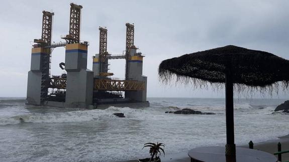 Encalla una plataforma procedente de Cartagena en la costa de Málaga