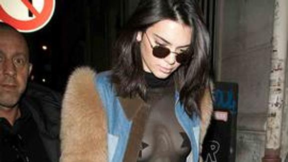 Kendall Jenner deja intuir sus pezones en un bikini blanco