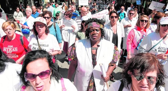 Miles de murcianos se echan a la calle por el empleo estable y los salarios «dignos»