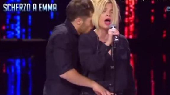 «Un poco menos», la frase de Emma Marrone contra los tocamientos de un bailarín