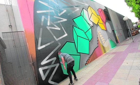Los grafiteros dan color a la calle del Metal