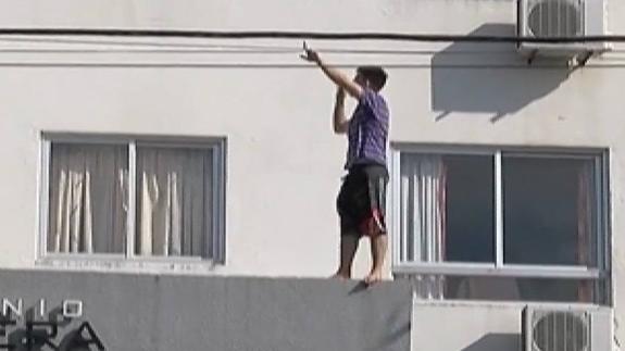 Sobrevive tras saltar de cabeza desde un edificio en Bolivia